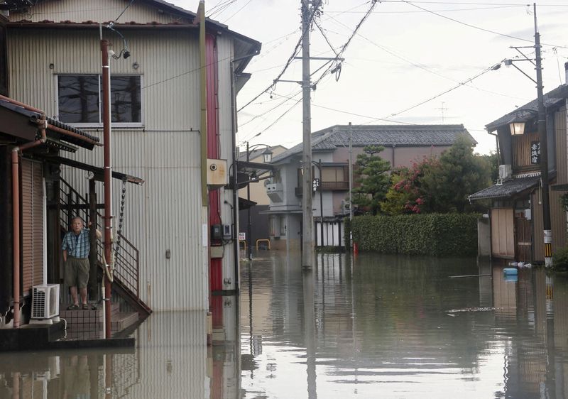 © Reuters. FILE PHOTO: A man stands at a residential area affected by the flooding of the Kuise River caused by Typhoon Shanshan in Ogaki, Gifu prefecture, central Japan August 31, 2024, in this photo taken by Kyodo. Mandatory credit Kyodo/via REUTERS/File Photo