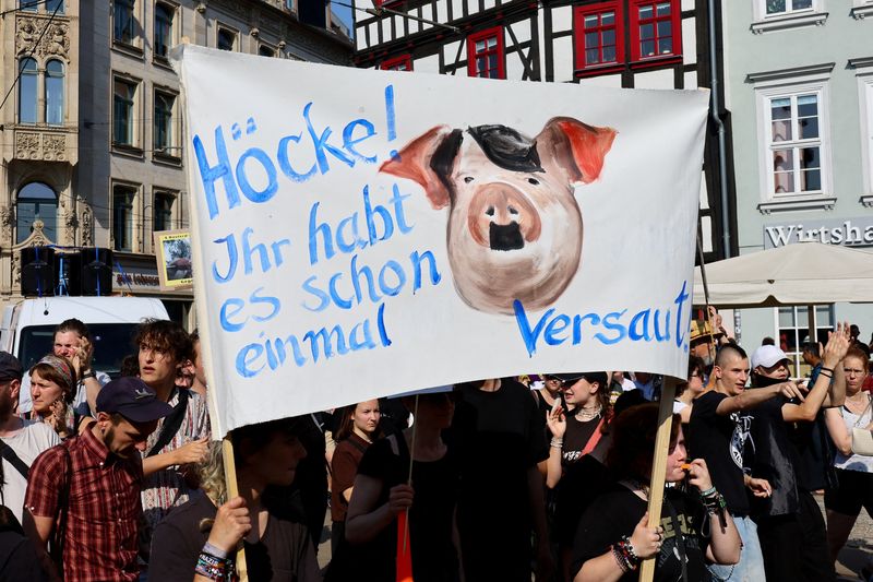 © Reuters. Protest against the AfD in Erfurt. The banner reads: 'Hoecke! You have already messed it up once!' August 31, 2024. REUTERS/Wolfgang Rattay