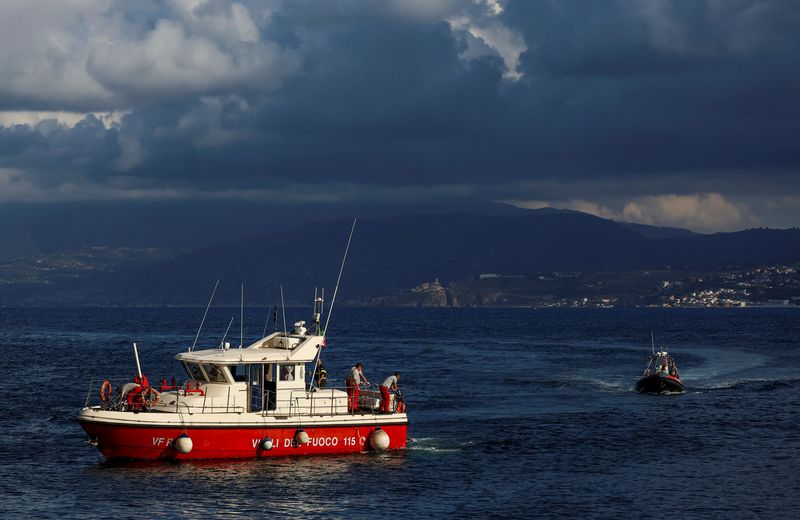 © Reuters. Near Porticello, where a luxury yacht sank off the coast of Sicily, August 21, 2024. REUTERS/Louiza Vradi