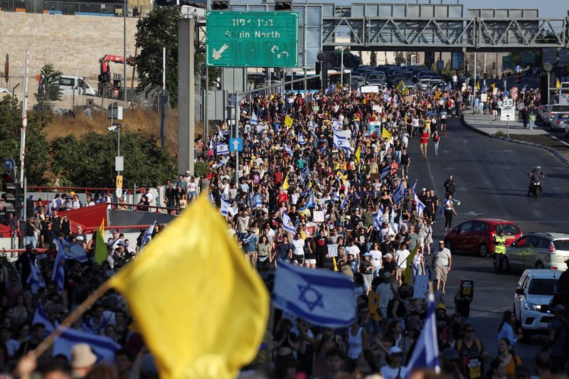 &copy; Reuters. People attend a demonstration calling for the immediate return of hostages held in Gaza, amid the ongoing conflict between Israel and Hamas, outside Prime Minister office in Jerusalem September 1, 2024. REUTERS/Ronen Zvulun