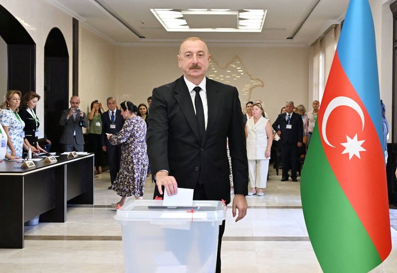 © Reuters. Azeri President Ilham Aliyev casts a ballot at a polling station during parliamentary elections in Baku, Azerbaijan September 1, 2024. Official website of the President of the Republic of Azerbaijan/Handout via REUTERS 