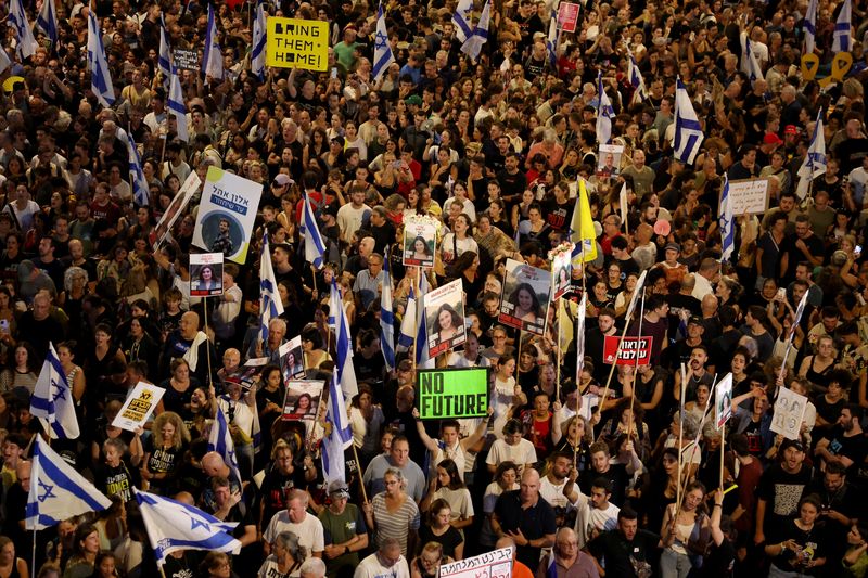 © Reuters. Protesters rally outside the Defence Ministry, Tel Aviv, September 1, 2024. REUTERS/Florion Goga