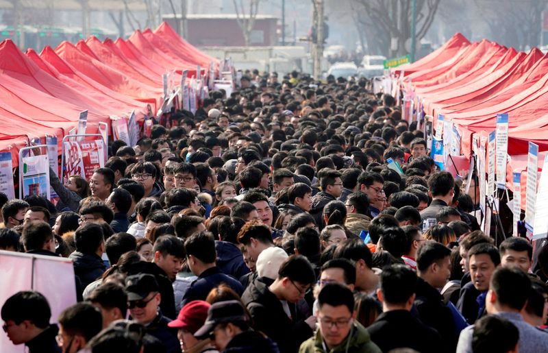 © Reuters. Job fair, Shijiazhuang, February 25, 2018. REUTERS/Jason Lee