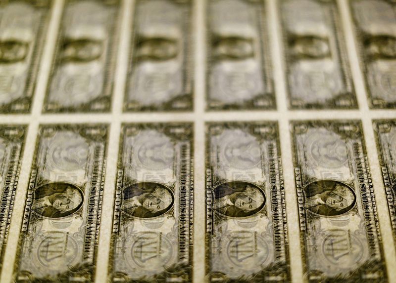 ©Reuters. FILE PHOTO: U.S. dollar bills are seen on a light table at the Bureau of Engraving and Printing in Washington, November 14, 2014. REUTERS/Gary Cameron/File Photo