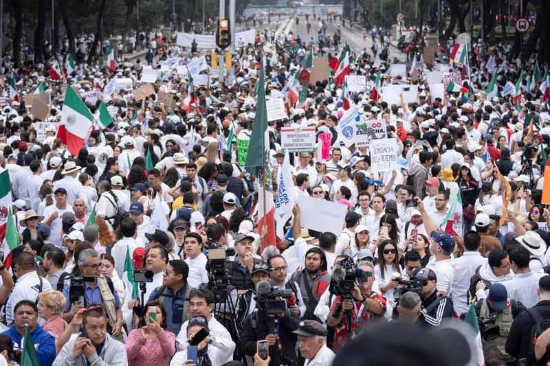 © Reuters. People march during a student-led protest against the judicial reform proposed by the Mexican government, in Mexico City, Mexico September 1, 2024. REUTERS/Toya Sarno Jordan