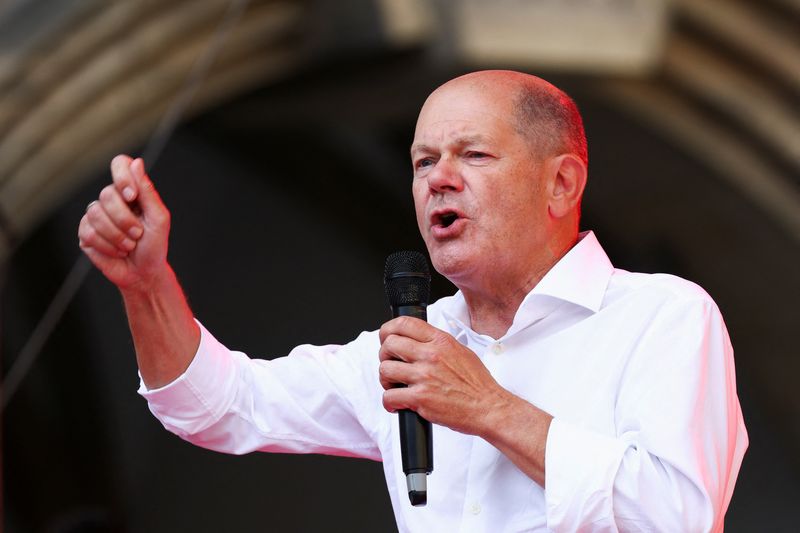 © Reuters. FILE PHOTO: German Chancellor Olaf Scholz from the Social Democratic Party (SPD) speaks on stage during an election campaign rally for the Saxony state elections in Chemnitz, Germany, August 30, 2024. REUTERS/Lisi Niesner/File photo