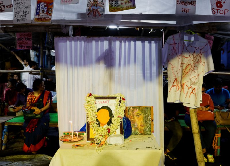 &copy; Reuters. FILE PHOTO: Medics sit behind an altar of framed images as they attend a protest condemning the rape and murder of a trainee medic, inside the premises of R G Kar Medical College and Hospital in Kolkata, India, August 20, 2024. REUTERS/Sahiba Chawdhary/Fi