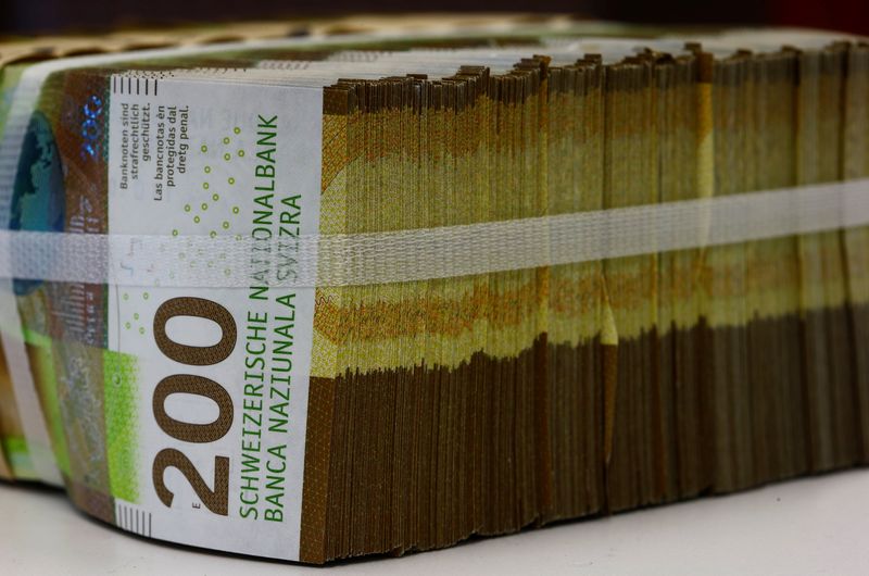 © Reuters. File photo: 200-Swiss-franc banknotes are seen at a Swiss bank in Zurich, Switzerland April 9, 2019.  REUTERS/Arnd Wiegmann/File photo