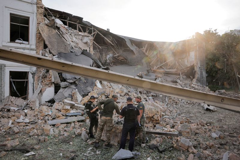 © Reuters. Investigators inspect the site of the Russian missile strike in an office building, amid the Russia-Ukraine conflict, in Kyiv, Ukraine September 2, 2024. REUTERS/Thomas Peter