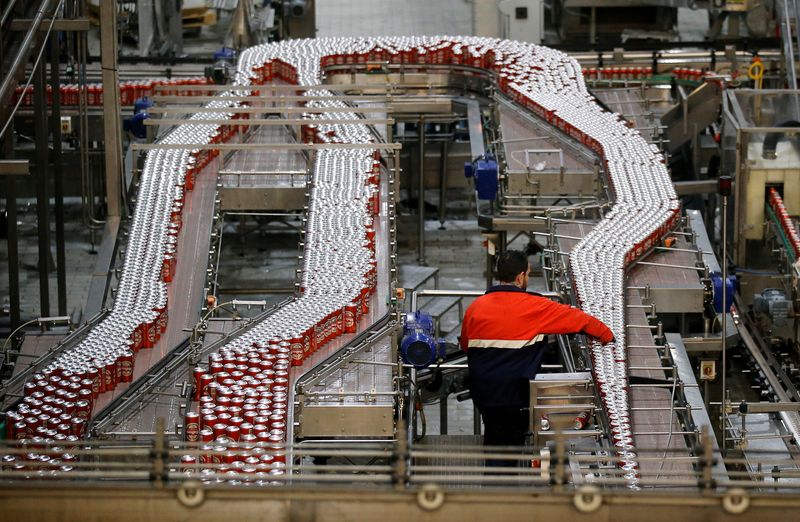 © Reuters. FILE PHOTO: A man works at a Mahou beer factory in Alovera, Guadalajara, Spain, November 27, 2015. REUTERS/Andrea Comas/File Photo