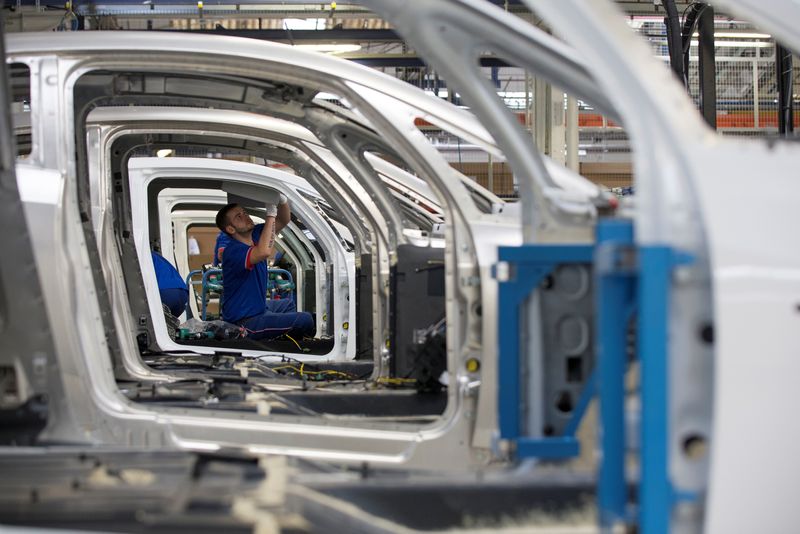 © Reuters. FILE PHOTO: An employee works on the automobile assembly line of Bluecar electric city cars at Renault car maker factory in Dieppe, western France, September 1, 2015. REUTERS/Philippe Wojazer/File Photo                 