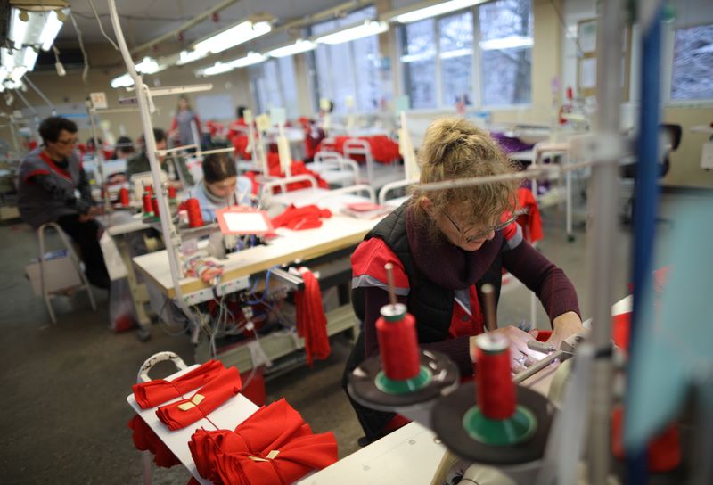 © Reuters. FILE PHOTO: Women work in a garment factory in Rousse, Bulgaria January 22, 2018. REUTERS/Stoyan Nenov/File photo