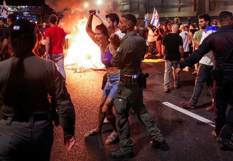 &copy; Reuters. Una persona reagisce alla manifestazione dei manifestanti contro il governo e a sostegno degli ostaggi rapiti durante l'attacco mortale del 7 ottobre, nel corso del conflitto in corso a Gaza tra Israele e Hamas, a Tel Aviv, in Israele, il 1° settembre 20