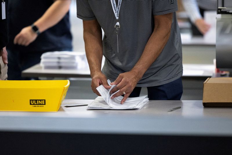 © Reuters. FILE PHOTO: An election worker processes ballots at Philadelphia's vote counting facility on Pennsylvania's primary election day in Philadelphia, Pennsylvania, U.S. April 23, 2024.  REUTERS/Rachel Wisniewski/File Photo