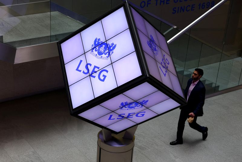 © Reuters. FILE PHOTO: A man walks through the lobby of the London Stock Exchange in London, Britain, May 14, 2024. REUTERS/Hannah McKay/File photo