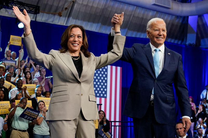 &copy; Reuters. FILE PHOTO: U.S. President Joe Biden raises the hand of Vice President Kamala Harris, at an event on Medicare drug price negotiations, in Prince George's County, Maryland, U.S., August 15, 2024. REUTERS/Elizabeth Frantz/File Photo