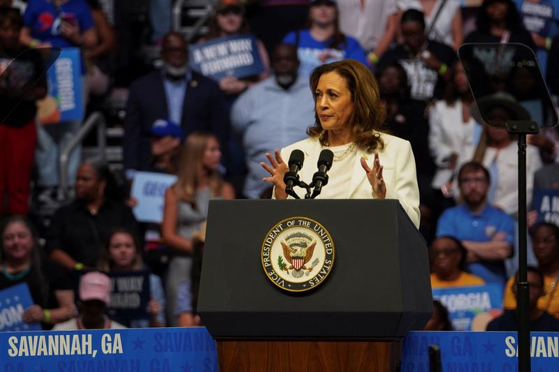 © Reuters. FILE PHOTO: Democratic presidential nominee and U.S. Vice President Kamala Harris speaks during a campaign rally in Savannah, Georgia, U.S., August 29, 2024. REUTERS/Megan Varner/File Photo