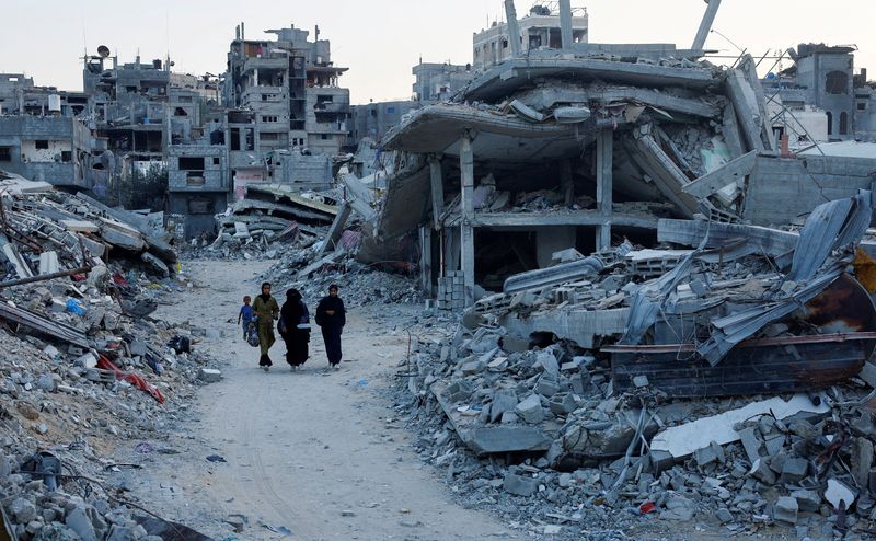 &copy; Reuters. Palestinian walk amidst the rubble of buildings destroyed after an Israeli strike, amid the ongoing conflict between Israel and Hamas, in Khan Younis, in the southern Gaza Strip September 1, 2024.  REUTERS/Mohammed Salem