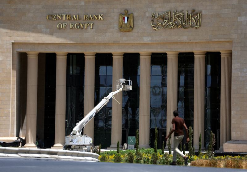 &copy; Reuters. FILE PHOTO: A man walks in front of the new headquarters of Central Bank of Egypt, at the New Administrative Capital (NAC) east of Cairo, Egypt August 6, 2024. REUTERS/Amr Abdallah Dalsh/File Photo