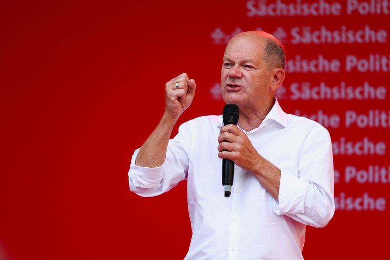 © Reuters. German Chancellor Olaf Scholz from the Social Democratic Party (SPD) speaks on stage during an election campaign rally for the Saxony state elections in Chemnitz, Germany, August 30, 2024. REUTERS/Lisi Niesner/File Photo