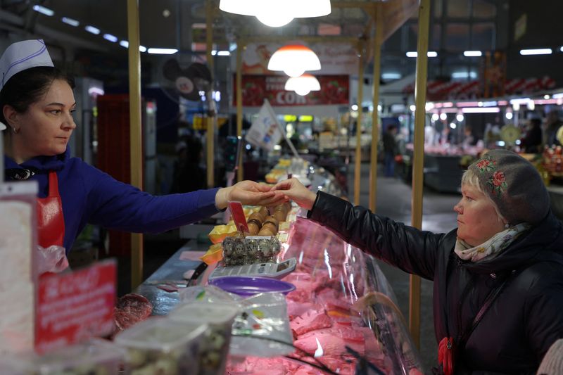 &copy; Reuters. FILE PHOTO: A customer hands over money to a vendor at a food market in Saint Petersburg, Russia, November 10, 2023. REUTERS/Anton Vaganov/File Photo