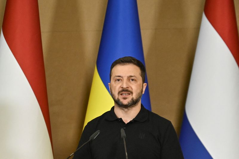 &copy; Reuters. Il presidente ucraino Volodymyr Zelenskyi partecipa a un briefing congiunto con il primo ministro olandese Dick Schoof, nel contesto dell'attacco russo all'Ucraina, a Zaporizhzhia, Ucraina, 2 settembre 2024. REUTERS/Stringer