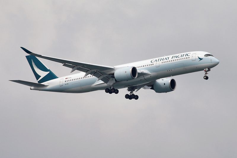 © Reuters. A Cathay Pacific Airways Airbus A350-900 airplane approaches to land at Changi International Airport in Singapore June 10, 2018.  REUTERS/Tim Chong/File Photo