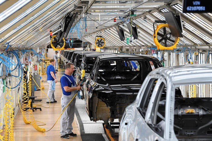 &copy; Reuters. Volkswagen employee works on a production line for the Golf VIII and Tiguan cars at the VW headquarters in Wolfsburg, Germany May 23, 2024. REUTERS/Fabian Bimmer