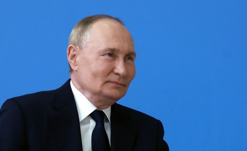 © Reuters. FILE PHOTO: Russian President Vladimir Putin speaks to students during a lesson 