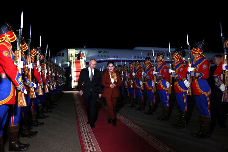 © Reuters. Russian President Vladimir Putin takes part in a welcoming ceremony upon his arrival at an airport in Ulaanbaatar, Mongolia September 2, 2024. Sputnik/Natalia Gubernatorova/Pool via REUTERS