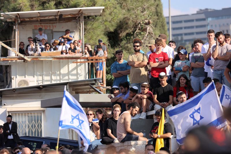 © Reuters. Mourners attend the funeral of killed US-Israeli hostage Hersh Goldberg-Polin whose body was recovered with five other hostages in Gaza, in Jerusalem on September 2, 2024, amid the ongoing conflict between Israel and the Palestinian militant group Hamas. Gil Cohen-Magen/Pool via REUTERS