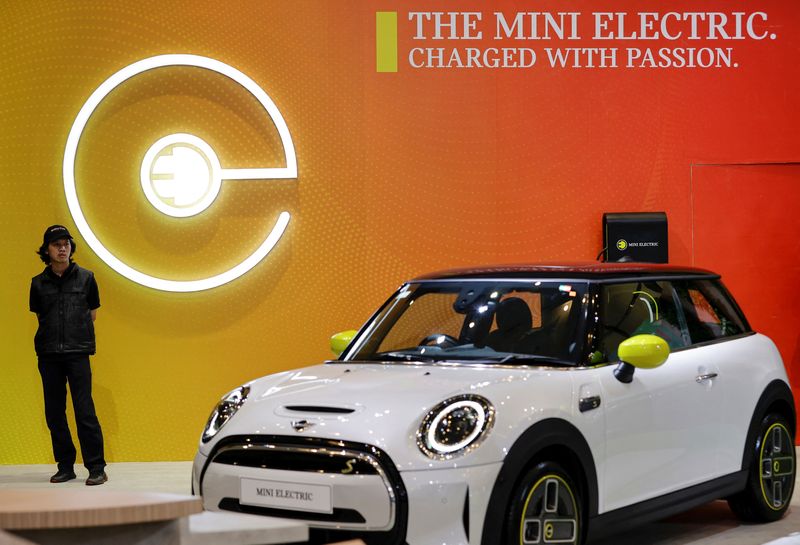 © Reuters. A worker stands near a Mini Cooper Electric car, that is displayed during the Gaikindo Indonesia International Auto Show in Tangerang, near Jakarta, Indonesia, August 10, 2023. REUTERS/Willy Kurniawan/ File Photo