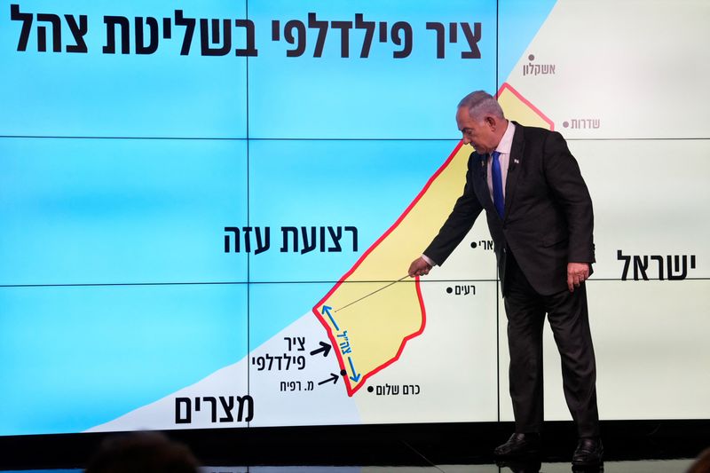 © Reuters. Israeli Prime Minister Benjamin Netanyahu stands before a map of the Gaza Strip, telling viewers that Israel must retain control over the 