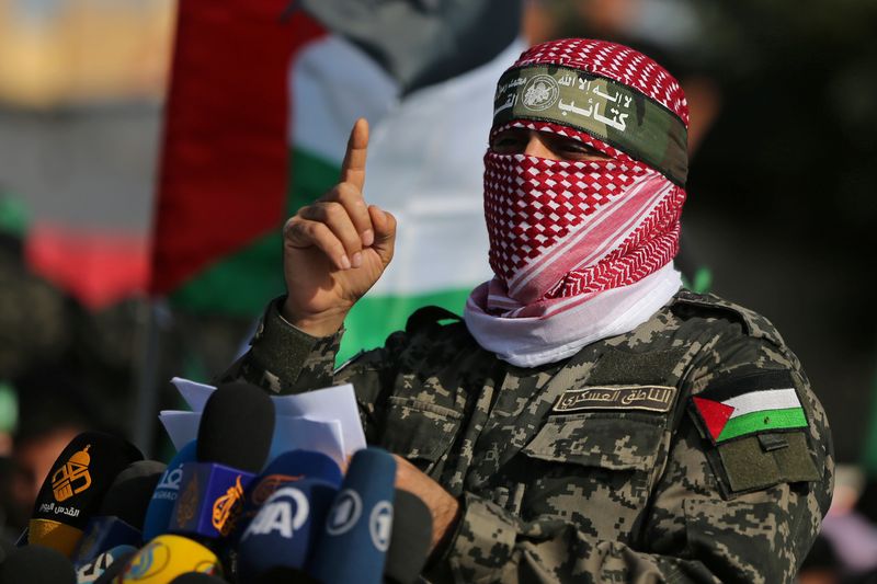 © Reuters. Abu Ubaida, the spokesman of the Izz el-Deen al-Qassam Brigades, gestures as he speaks during an anti-Israel military show in the southern Gaza Strip November 11, 2019. REUTERS/Ibraheem Abu Mustafa/ File Photo