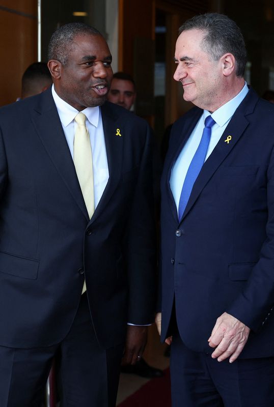 &copy; Reuters. O secretário de Relações Exteriores do Reino Unido, David Lammy, fala com o ministro das Relações Exteriores de Israel, Israel Katz, em Jerusalémn16/08/2024nREUTERS/Florion Goga