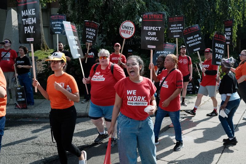 © Reuters. Hotel workers represented by the Unite Here union are participating in a walkout outside the Hyatt Regency, amid a multi-day strike in several cities after contract talks with hotel operators Marriott International, Hilton Worldwide and Hyatt Hotels reached an impasse, in Greenwich, Connecticut, USA, on September 1, 2024, in this handout image. Local 217 - UNIT HERE/Handout via REUTERS 