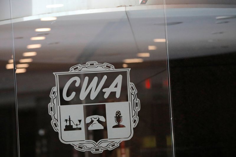 © Reuters. The signage of the Communications Workers of America (CWA) labor union is seen in their headquarters in Washington, D.C., U.S., May 13, 2021. REUTERS/Andrew Kelly/File Photo