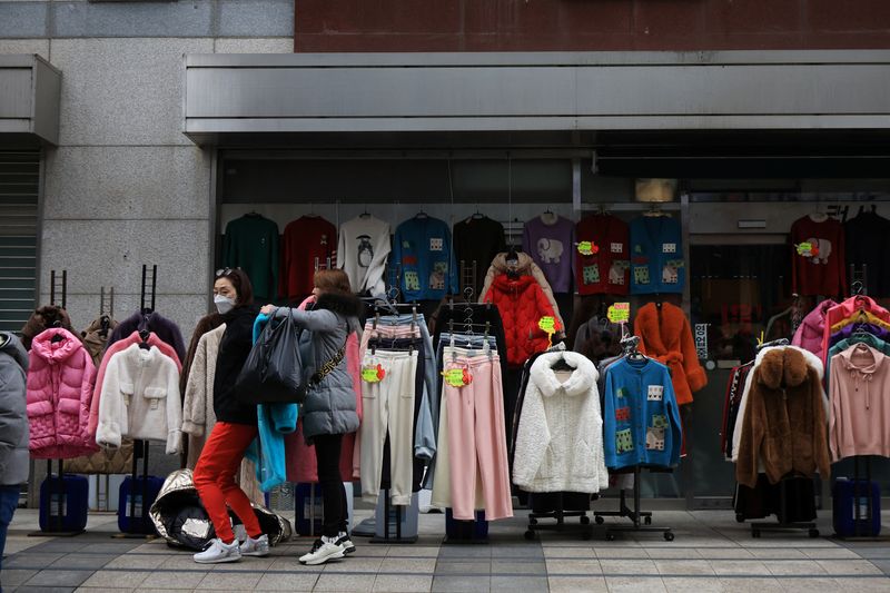 © Reuters. Women shop at a traditional market in Seoul, South Korea, January 4, 2024. REUTERS/Kim Hong-Ji/ File Photo