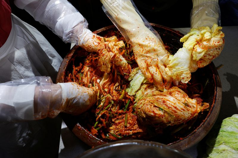 © Reuters. Lee Ha-yeon, a recognized kimchi grand master and her apprentices prepare kimchi at the Kimchi Culture Institute in Namyangju, South Korea, August 21, 2024. REUTERS/Kim Soo-hyeon