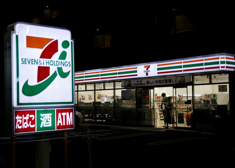 © Reuters. FILE PHOTO: Shoppers exit a Seven & I Holdings 7-Eleven convenience store in Tokyo, Japan April 7, 2016. REUTERS/Yuya Shino/File/File Photo