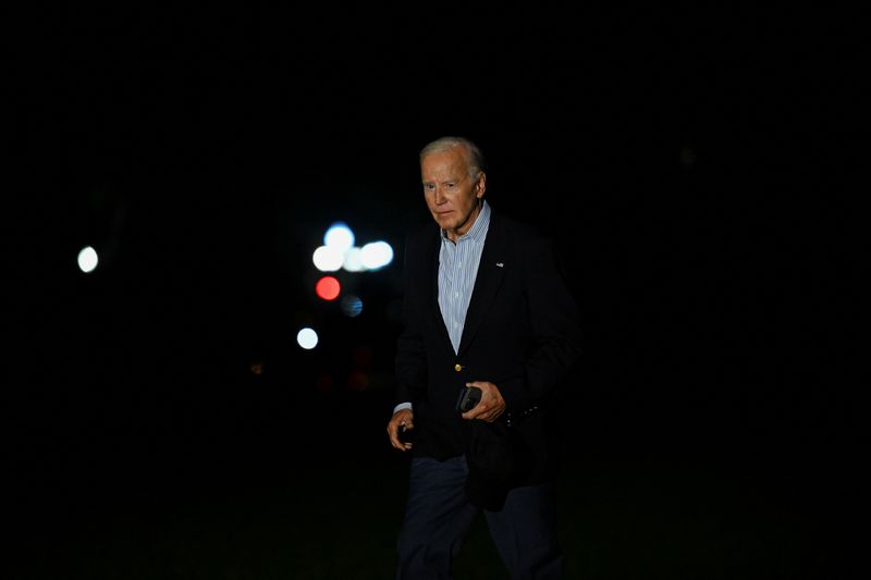 © Reuters. U.S. President Joe Biden arrives on the South Lawn of the White House in Washington, U.S., September 2, 2024. REUTERS/Annabelle Gordon