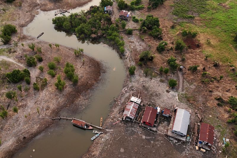 © Reuters. A drone view shows floating houses and boats which are stranded due to the drought affecting the Rio Negro, the largest left tributary of the Amazon River, at the Cacau Pirera district in Iranduba, Amazonas state, Brazil September 2, 2024. REUTERS/Bruno Kelly