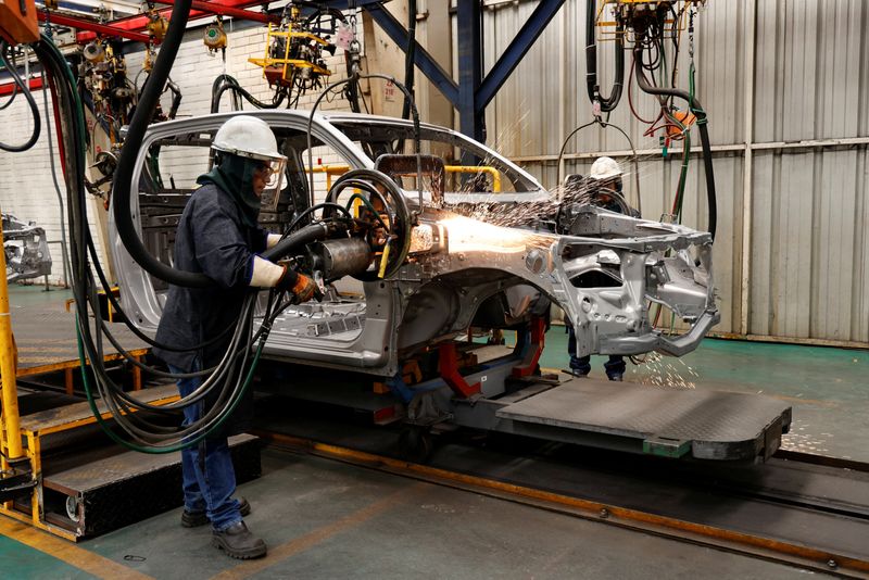 © Reuters. People work on one of the production lines at the General Motors' GM.N factory in Ecuador, which will stop production amid pressure from competitors but still sell vehicles in the country, in Quito, Ecuador September 2, 2024. REUTERS/Karen Toro