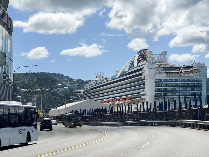 © Reuters. FILE PHOTO: The Grand Princess cruise ship is docked at Wellington Harbour, in Wellington, New Zealand, March 14, 2023. REUTERS/ Lucy Craymer/File Photo