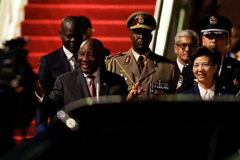 © Reuters. FILE PHOTO: South Africa's President Cyril Ramaphosa arrives at the Beijing Capital International Airport, ahead of the 2024 Summit of the Forum on China-Africa Cooperation (FOCAC) in Beijing, China September 2, 2024. REUTERS/Tingshu Wang/Pool/File Photo