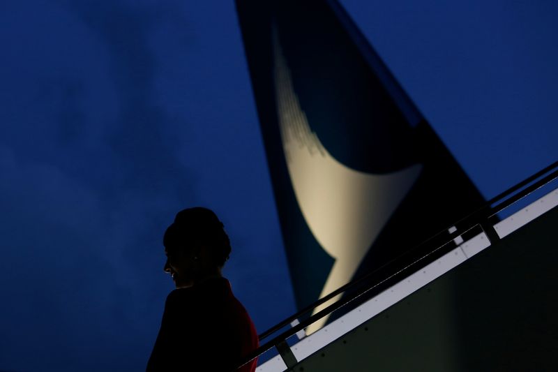 © Reuters. A flight attendant stands on the steps of a new Cathay Pacific Airways Airbus A350 after being received by the airline at Hong Kong airport May 30, 2016. REUTERS/Bobby Yip/Files