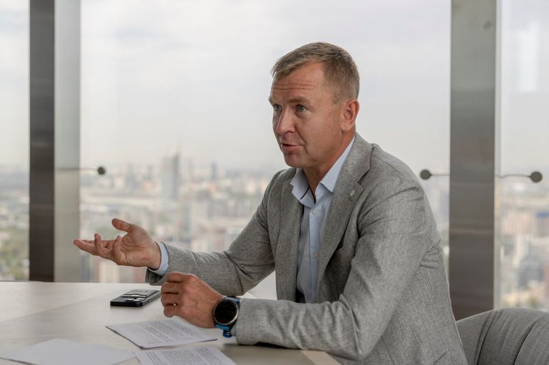 © Reuters. Anatoly Popov, deputy CEO of Russia's largest lender Sberbank, speaks during an interview with Reuters in Moscow, Russia August 22, 2024. REUTERS/Maxim Shemetov