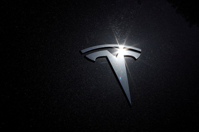 © Reuters. FILE PHOTO: FILE PHOTO: The Tesla logo is seen on a car in Los Angeles, California, U.S., July 9, 2020.  REUTERS/Lucy Nicholson/File Photo/File Photo