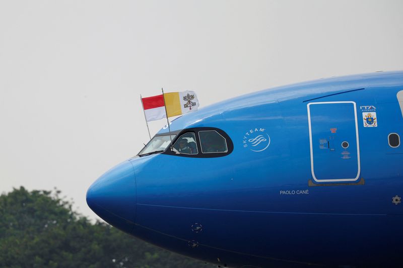 © Reuters. A view of the papal plane on the day Pope Francis arrives at Soekarno-Hatta International Airport during his apostolic visit to Asia, in Tangerang near Jakarta, Indonesia, September 3, 2024. REUTERS/Willy Kurniawan