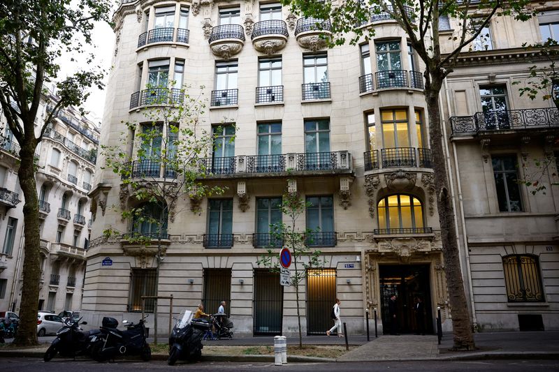 &copy; Reuters. FILE PHOTO: People walk past the Rothschild & Co headquarters in Paris, France, August 30, 2024. REUTERS/Sarah Meyssonnier/File Photo